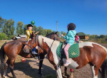 В Красноярском крае придумали новую методику работы логопеда с детьми: занятия проходят верхом на лошади